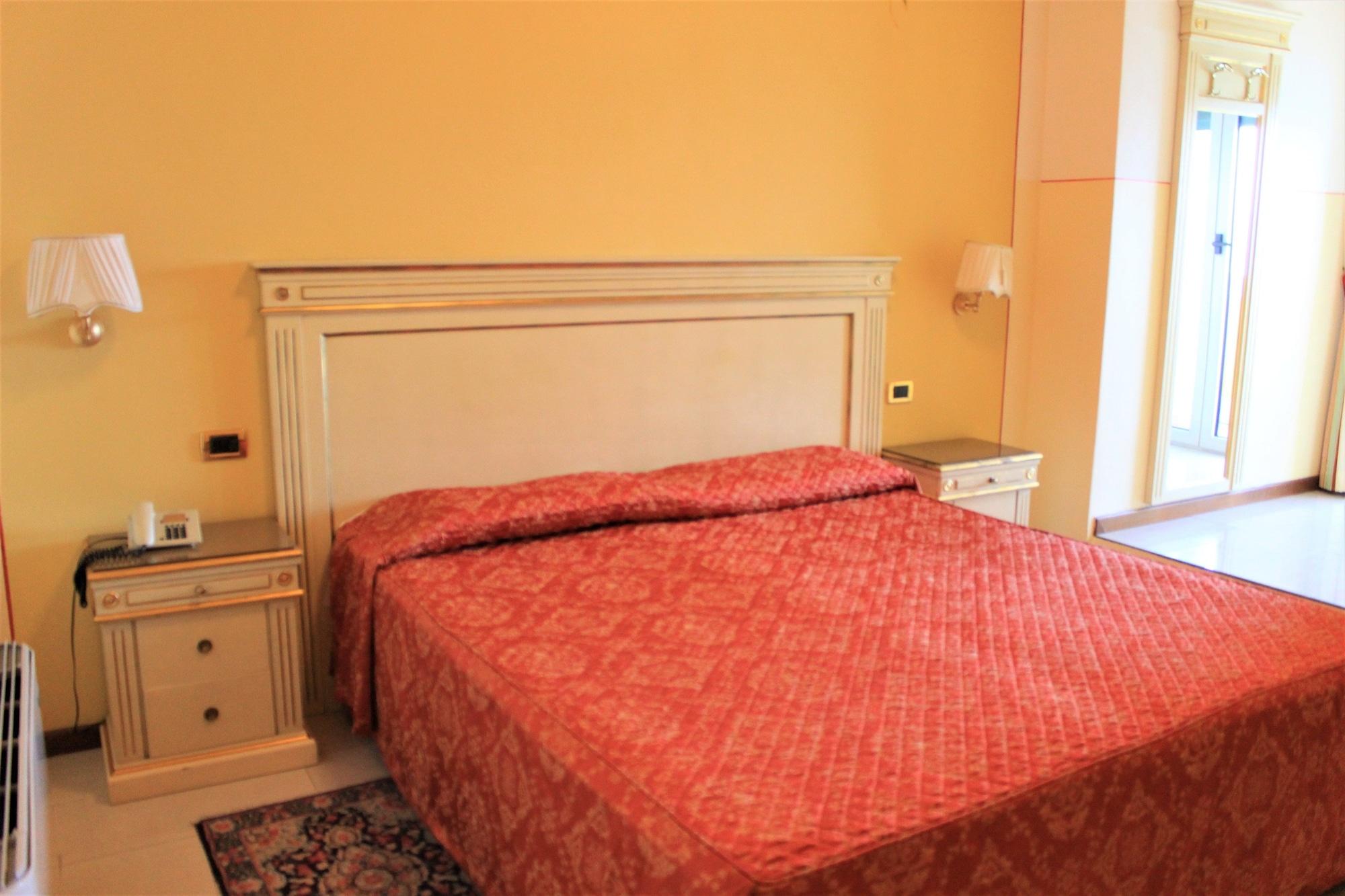 Hotel Estee Desenzano del Garda Kültér fotó