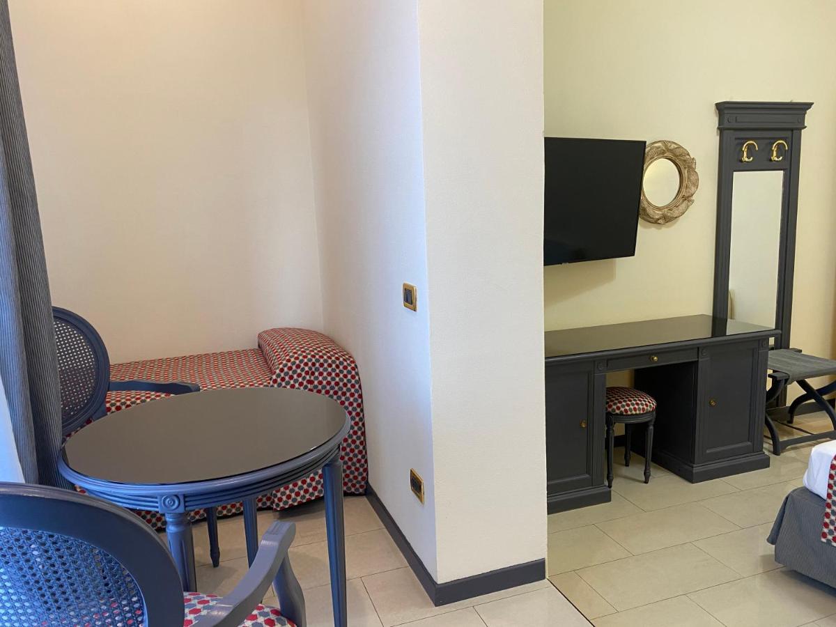 Hotel Estee Desenzano del Garda Kültér fotó