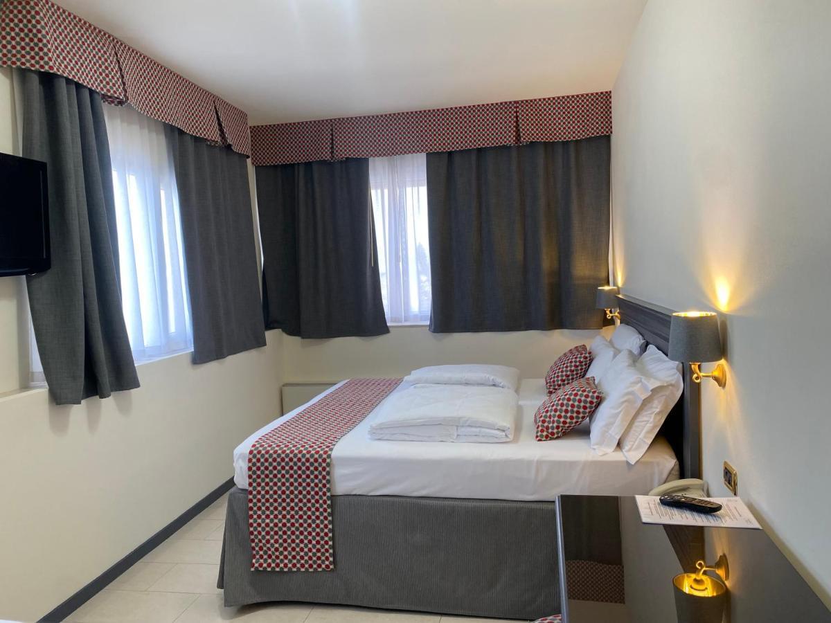 Hotel Estee Desenzano del Garda Kültér fotó