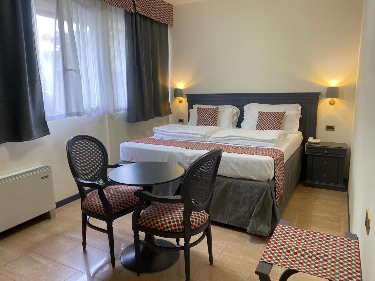 Hotel Estee Desenzano del Garda Kültér fotó